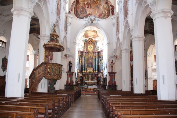 一个历史悠久的教堂的内部视图图片下载