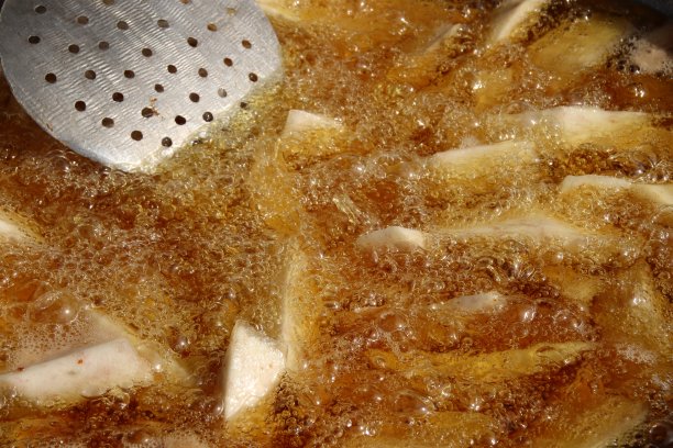 西非多哥阿韦波佐的一个小街亭用油烹饪木薯。图片下载