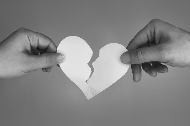 分手和离婚概念。手撕心图片下载
