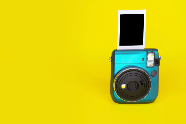 即时相机在黄色背景与快照的照片。图片下载