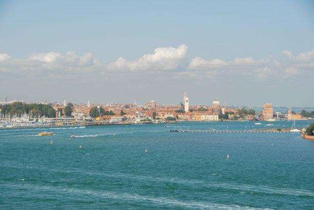 意大利威尼斯入口的塞拉托萨岛和伊莲娜岛的全景图片下载