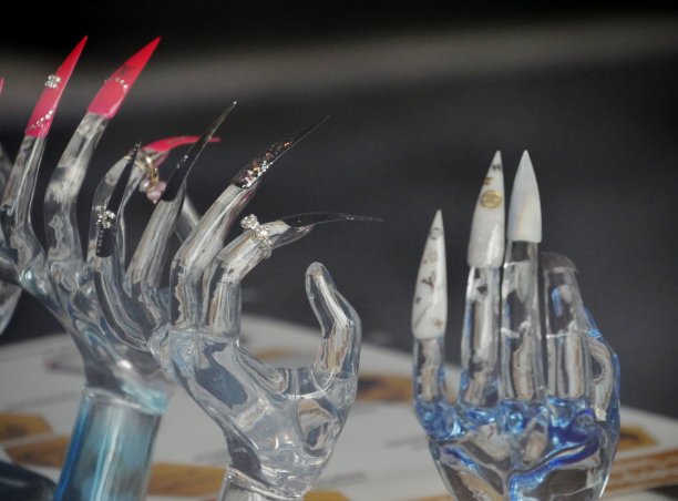 玻璃手上的人造指甲图片下载