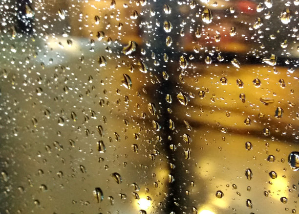 雨点落在车窗上图片下载