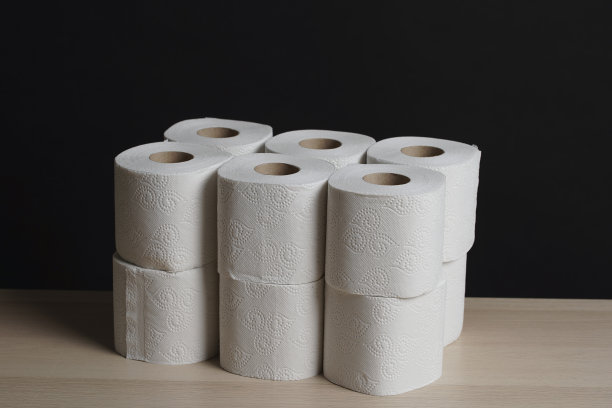 柔软，卫生的白色卫生纸，黑色背景，木桌。图片下载