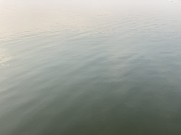 水和波纹的完整框架。图片下载