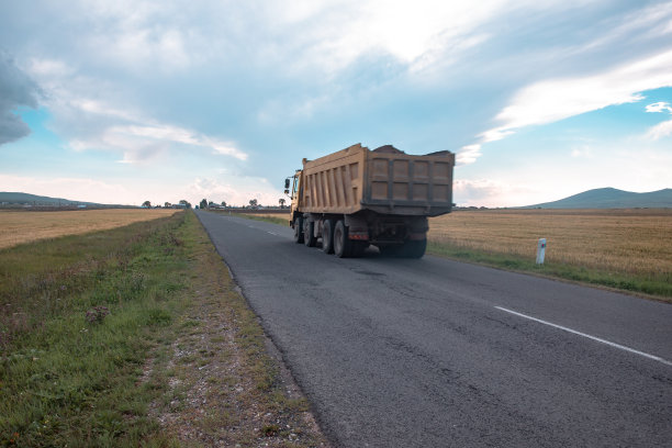 卡车在路上图片下载