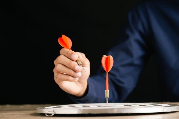 企业营销的概念。射中靶板中心的红色飞镖图片下载