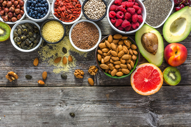 餐桌上的健康食物。素食和素食饮食概念，超级食物，平躺，俯视图。图片下载