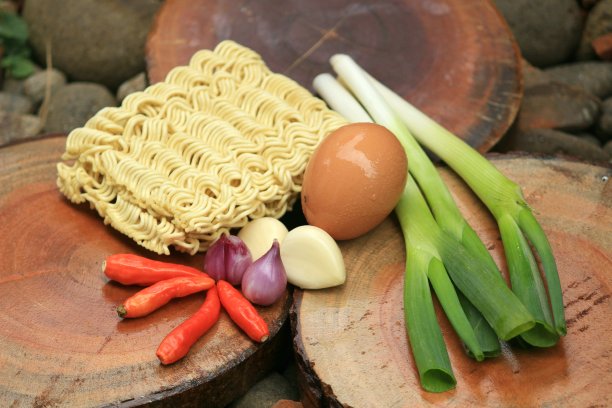 生食面条和辣椒蔬菜，葱，葱，大蒜和鸡蛋。准备做饭图片下载