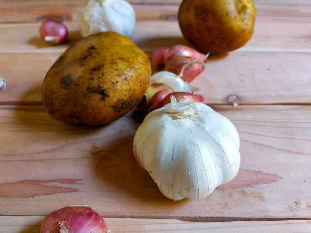 蔬菜和洋葱在木板库存照片图片下载