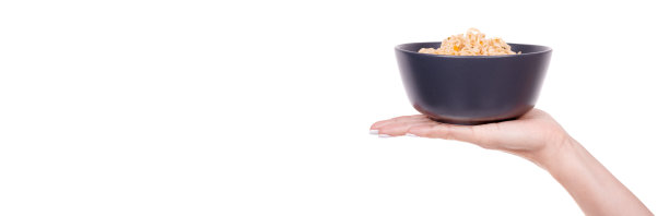 将亚洲方便面放在黑色的碗里，孤立在白色的背景上。图片下载