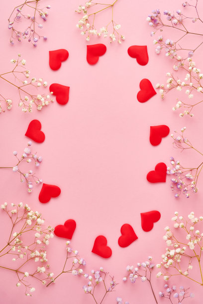 红心和鲜花背景，浪漫概念，俯视图。情人节贺卡的概念。母亲节纪念日设计。图片下载