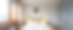 现代室内卧室在豪华公寓。舒适的床上。床头柜上。巨大的推拉门衣柜。全景视图。图片下载