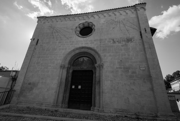 拉奎拉。里维拉的圣维托教堂。图片下载