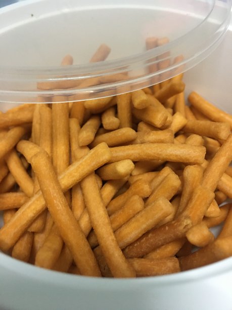 把饼干粘在盘子上。图片下载