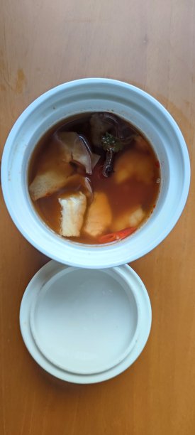 一碗鱼和蘑菇汤。图片下载