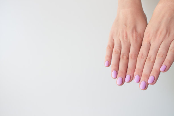 再生的修指甲。女性手指甲再生之前纠正凝胶指甲油。的手。复制空间趋势。文本的地方图片下载