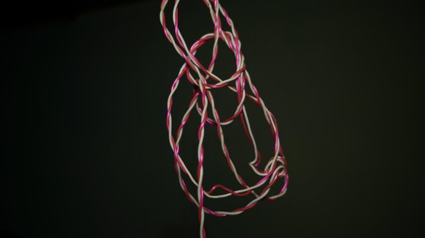 用于新建建筑的红色加热电缆。现代铜线特写。图片下载