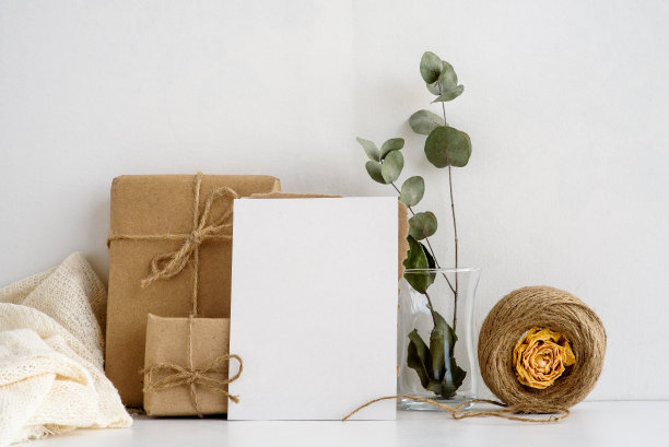 时尚股票文具背景上的白色背景。用牛皮纸印刷的空白明信片。婚礼的背景。邀请卡。图片下载