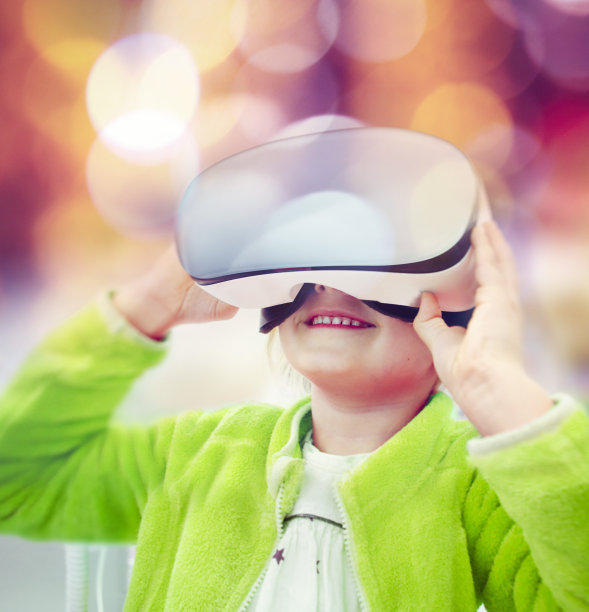 戴着虚拟现实头盔的女孩图片下载