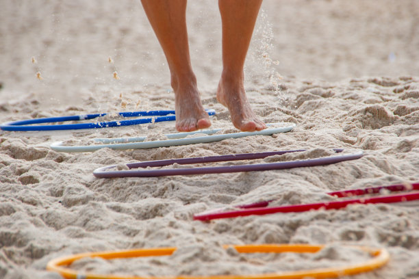 双脚在沙滩上的功能性锻炼梯上做运动图片下载