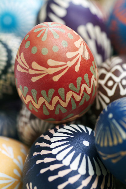 用蜡涂的复活节彩蛋。图片下载