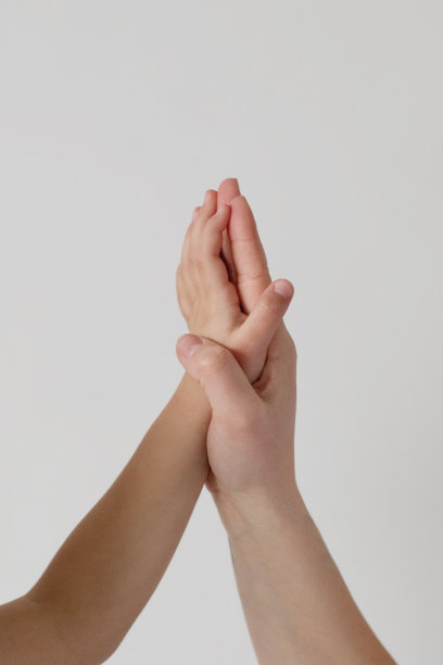 孩子和母亲的双手隔离在白色图片下载