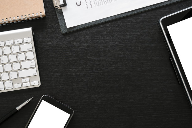 黑色办公桌子桌子与电脑，平板电脑，移动电话，和办公用品-桌面视图与拷贝空间图片下载