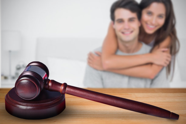 女子拥抱伴侣的合成图像图片下载