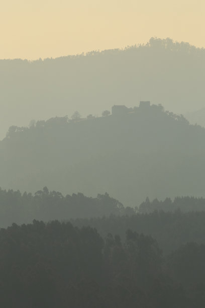 葡萄牙波瓦德兰霍索，美丽的大雾清晨，兰霍索城堡的层层山峦。图片下载