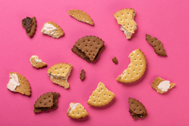 粉红背景上的巧克力片饼干和饼干馅。图片下载