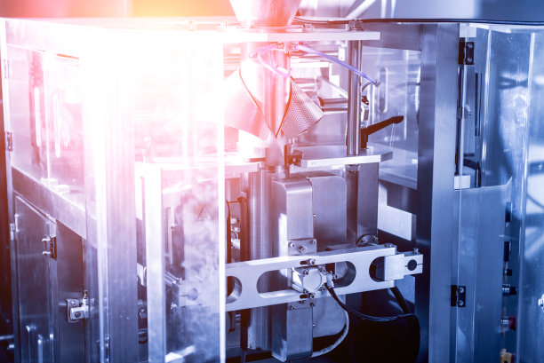 立式多头称量包装机是一家工厂生产的零食和薯条图片下载