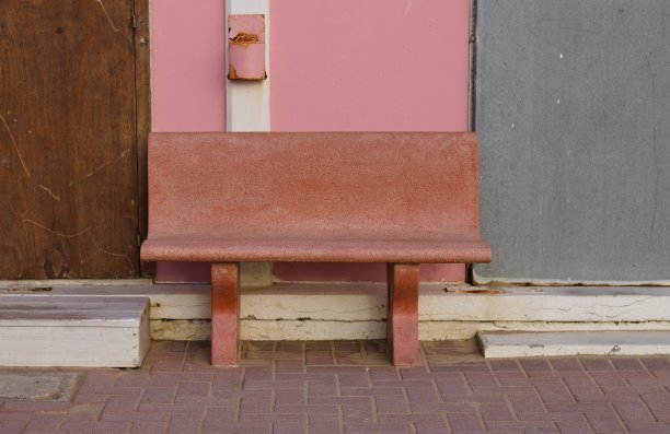 浴室里粉色和灰色小屋前的混凝土长凳(意大利，Pesaro，欧洲)图片下载