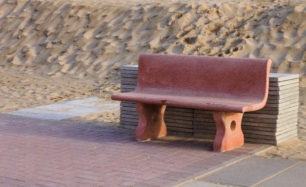 在沙丘前堆放着瓷砖的粉色长凳(意大利，欧洲佩萨罗)图片下载