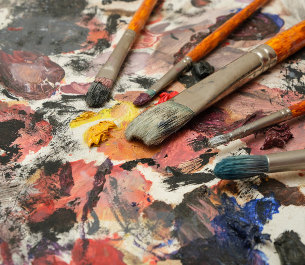 用干颜料在调色板上作画。图片下载