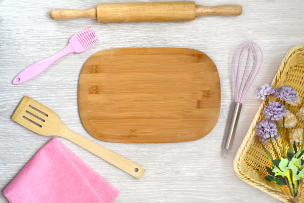 厨房用具放在有复印空间的木桌上图片下载