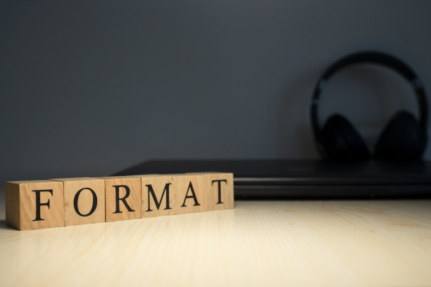 单词格式是由带有字母的方形木方组成。近距离图片下载