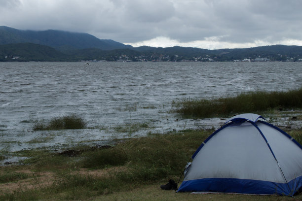 阴天在湖边露营图片下载