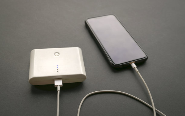 手机在充电。孤立。在黑色的背景。图片下载