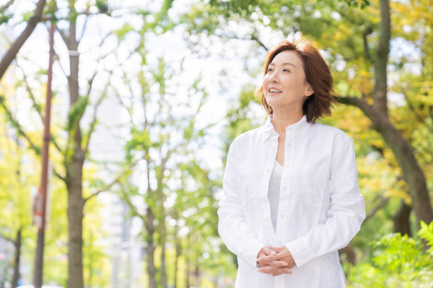 老年妇女，微笑图片下载