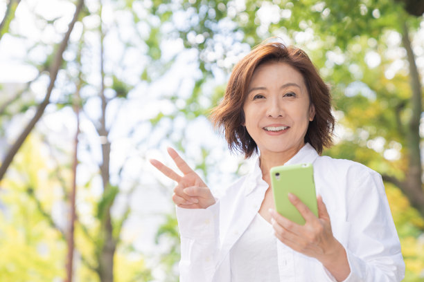 使用智能手机的老年妇女图片下载