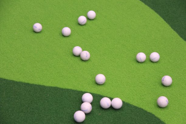 高尔夫草地上的球图片下载
