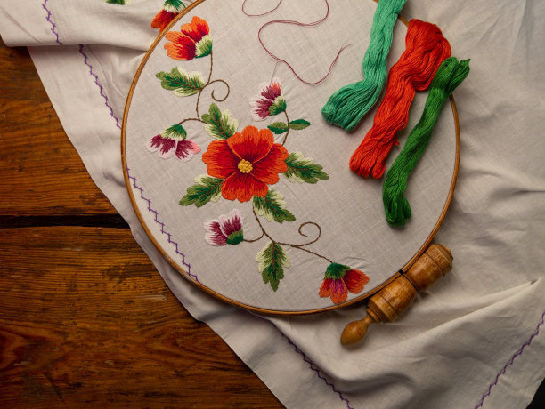 花刺绣在白色纺织品箍木背景。传统的乌克兰针刺绣图案。手工制作的图片下载