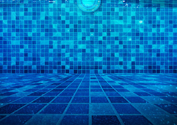 清澈的水在游泳池底部与水下照明蓝色瓷砖背景图片下载