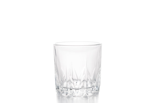 空的威士忌酒杯。透明玻璃，老式玻璃孤立在白色背景上。图片下载