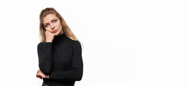 百无聊赖的金发女郎，在白茫茫的背景下孤立无援。广告的地方图片下载