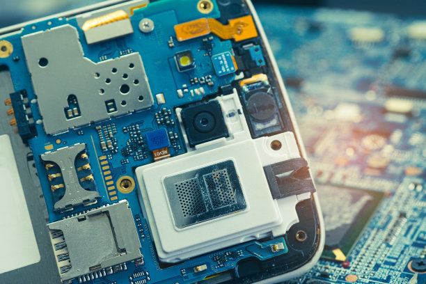 技师通过烙铁修理手机内部。集成电路。数据、硬件、技术的概念。图片下载