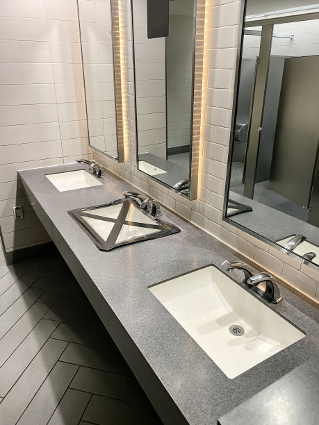 有社交距离的公共厕所图片下载