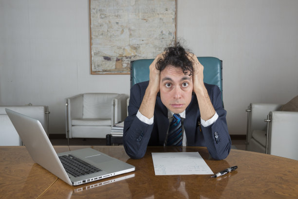 年轻绝望的商人在他的办公室里图片下载