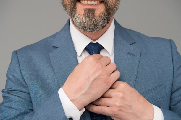 注意细节。男性双手系领带领带系灰色背景。正式领带集合。系领带。犯罪配件。时尚和风格。着装规范。西装和领带图片下载